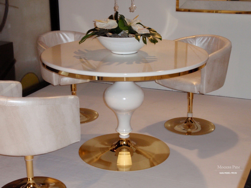 Золотистый стол. Bordignon Camillo кресло. Круглый стол на одной ножке. Красивый круглый кухонный стол. Столик из мрамора.
