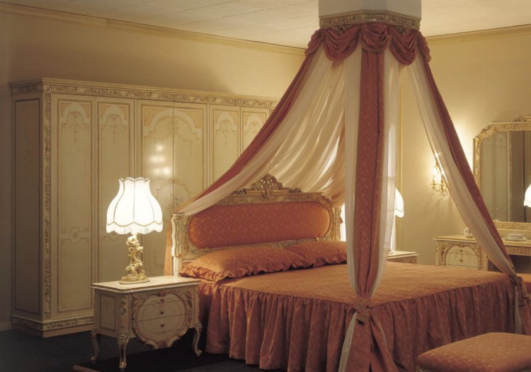 Двуспальная кровать от итальянского производителя Asnaghi Interiors