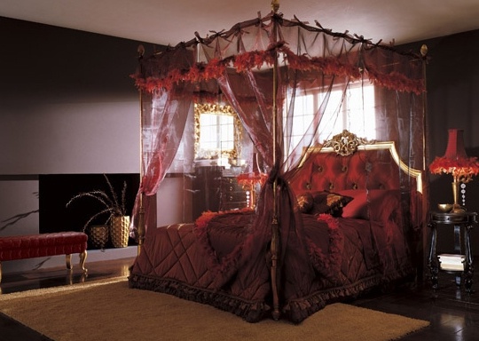 Двуспальная кровать 13 с балдахином и высоким, мягким изголовьем от итальянского производителя Volpi