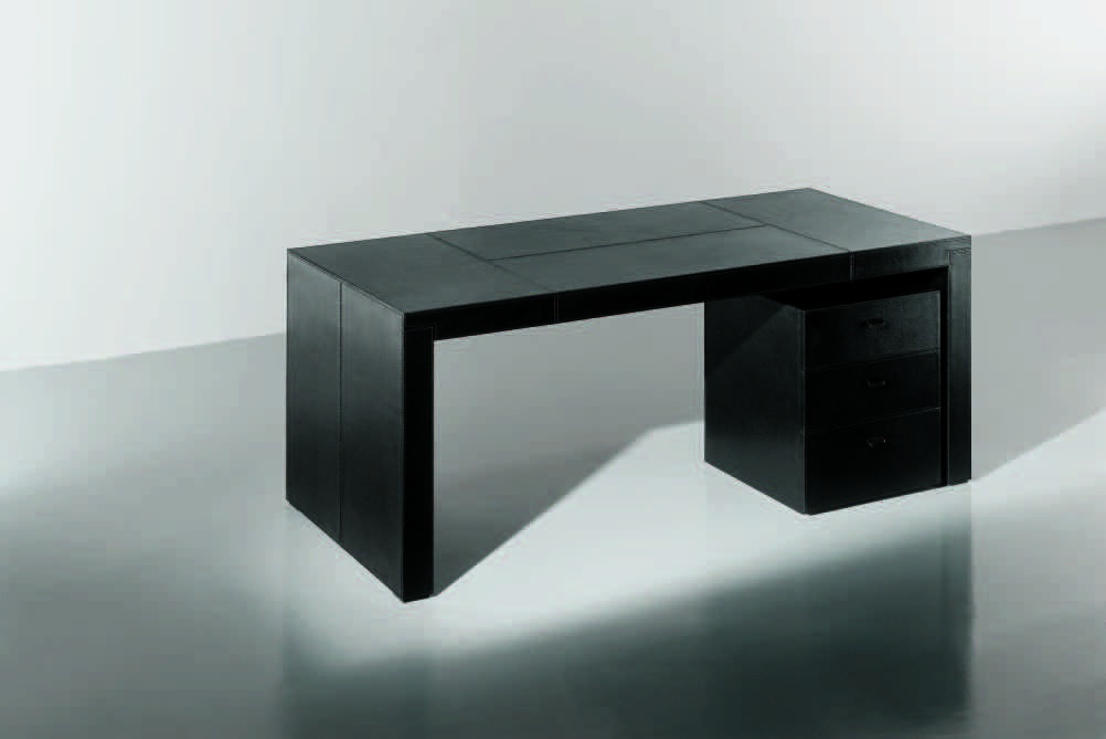 Стол с толстой столешницей. Современный письменный стол. Дизайнерский письменный стол. Письменный черный стол дизайнерский.