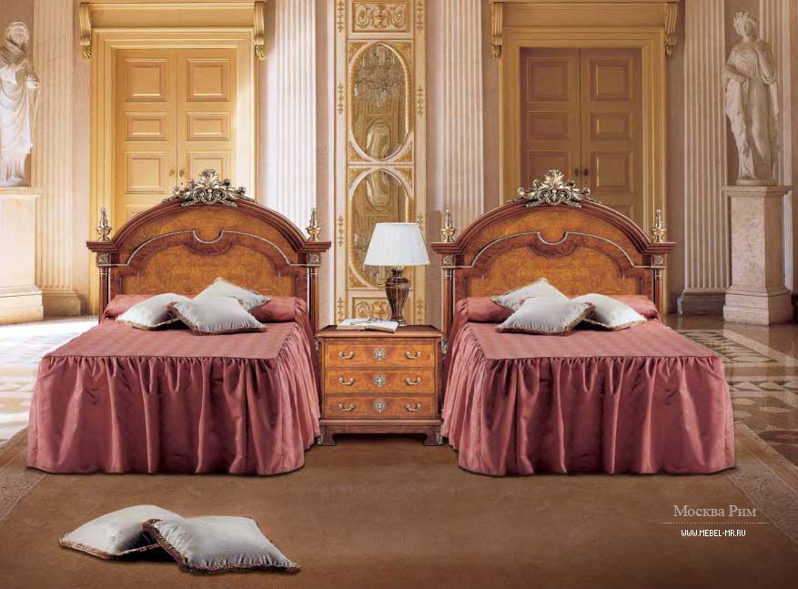 Мебель ала. Классическая кровать в классическом стиле односпальная. Кровать односпальная в итальянском стиле. Спальня с двумя кроватями в стиле Ампир. Одноместная кровать Италия классика.