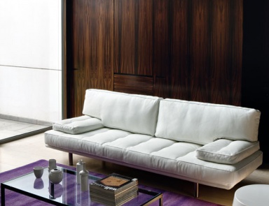 Диван трёхместный продукции Zanotta (белый диван)