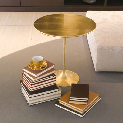 Удобный придиванный столик