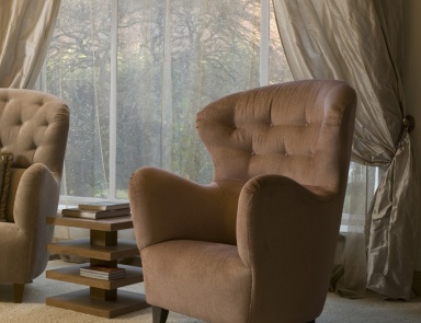 Широкое кресло на ножках из древесины вишни, Annibale Colombo