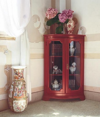 Невысокая угловая витрина