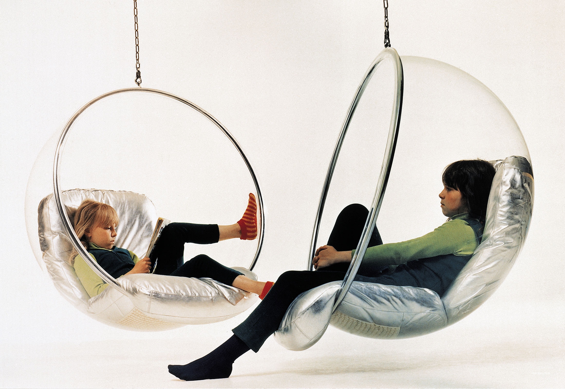 Шар висящий в воздухе. Ээро Аарнио кресло шар. Кресло подвесное Bubble Chair. Подвесное кресло Bubble Armchair. Ээро Аарнио кресло пузырь.