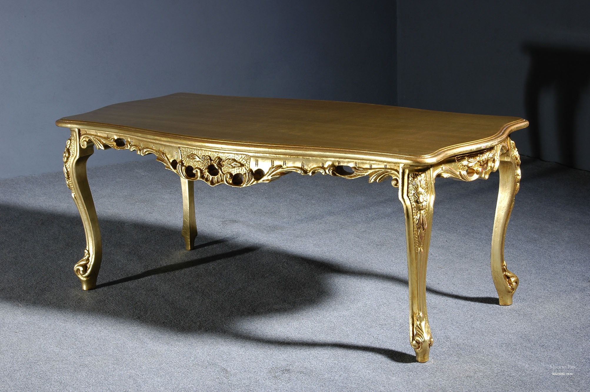 Золотистый стол. Эксклюзивные столы. Журнальный столик в стиле Барокко. Журнальный столик дерево с золотом. Кофейный столик из позолоченного металла.