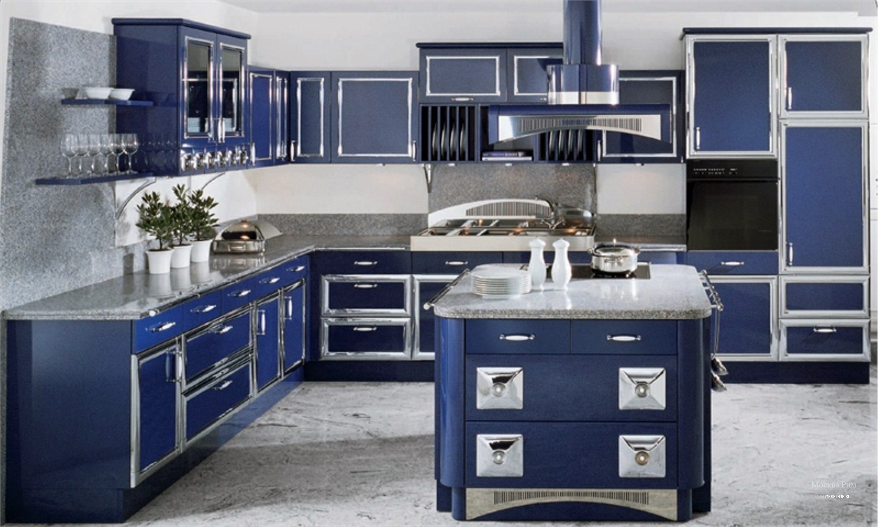 Синяя кухня с черными ручками