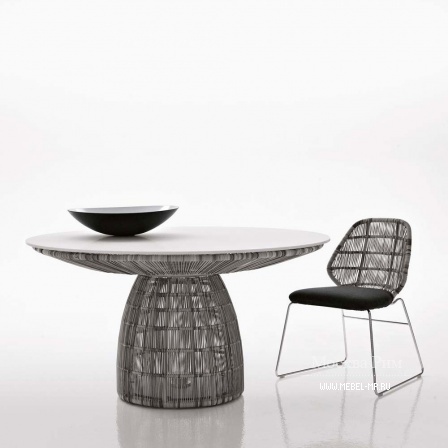 Стол круглый обеденный со столешницей из стекла или пластика Crinoline, B&B Italia