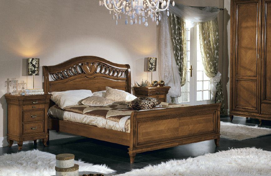 Резные деревянные двуспальные кровати