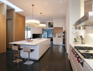 Гарнитур для кухни в белом лаке с глянцевым финишем Contemporary Comp. 1, Neff Kitchens