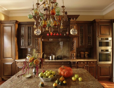 Гарнитур для кухни в отделке шпоном с резными филенками Traditional Сomp.18, Neff Kitchens