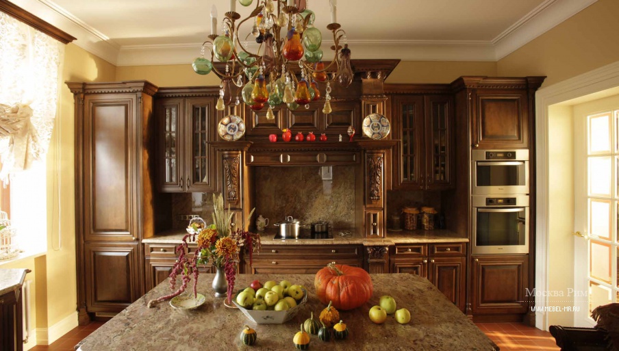 Гарнитур для кухни в отделке шпоном с резными филенками Traditional Сomp.18, Neff Kitchens